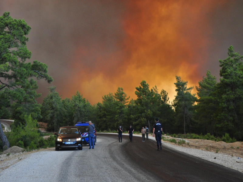 Antalya’da Çıkan Orman Yangınına Hava ve Karadan Müdahale Ediliyor