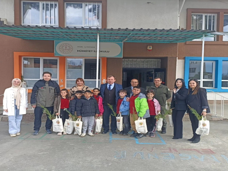 Aydın Germencik’te özel öğrenciler Orman Haftası’nda fidan dikti 