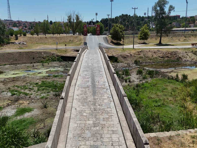 Edirne’de neredeyse tamamen kuruyan Tunca Nehri’nde su akışı durdu.