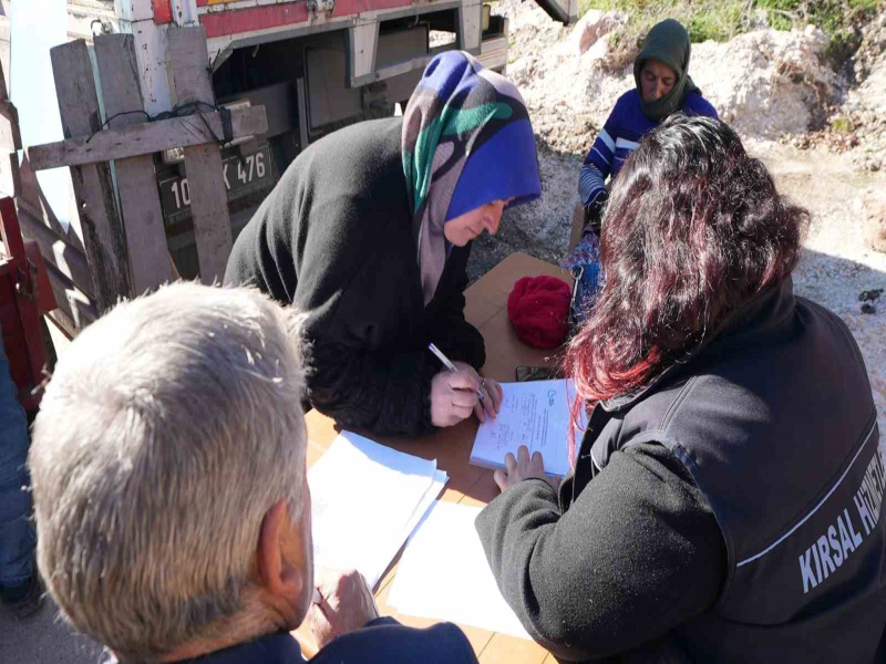 Sındırgı'daki Depremzedelere Hayvan Yemi Desteği 