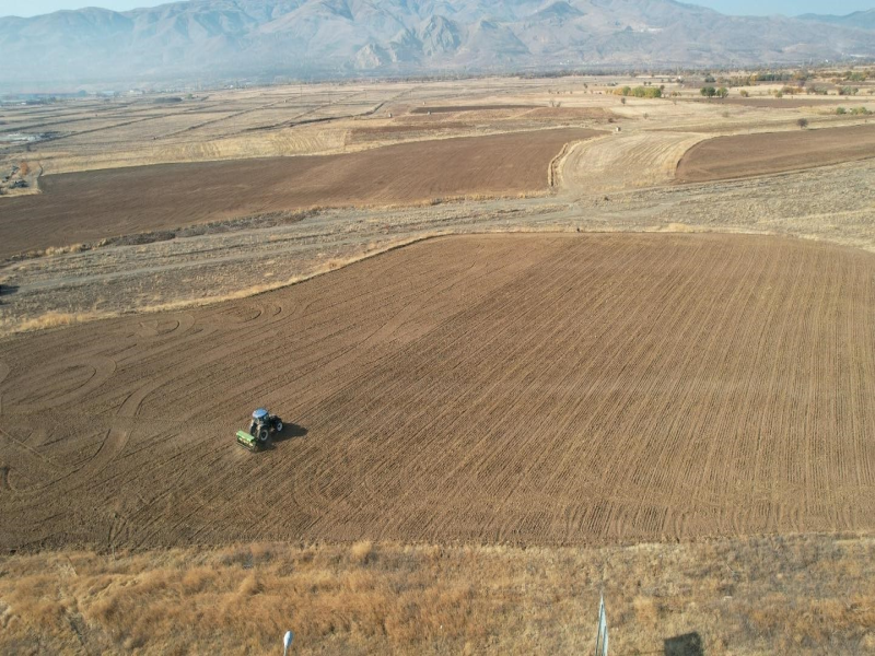 Erzincan Belediyesi Uygulama Tarlalarında Hububat Ekimine Başladı