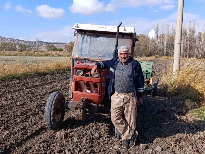 Eskişehir'de Hububat Ekimi Yapan Çiftçiler Yağmur İçin Dua Ediyor