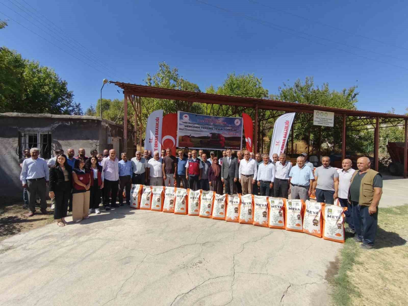 Tunceli’de çiftçilere mercimek tohumu dağıtıldı. Tunceli’de çiftçilere mercimek tohumu dağıtıldı.